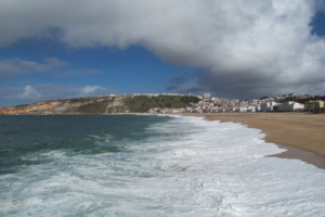Praia da Nazaré interditada após contaminação causa doença em 50 pessoas.
