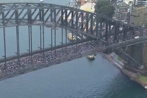 Manifestantes enchem Ponte da Baía de Sydney para mostrar apoio aos palestinianos em Gaza