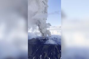 Vulcão entra em erupção pela primeira vez em mais de 600 anos no Extremo Oriente da Rússia