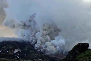  Primeira vez em mais de 600 anos: imagens aéreas mostram nuvem de fumo durante erupção de vulcão na Rússia