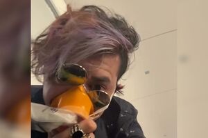Vídeo mostra momentos de tensão dentro de avião que aterrou de emergência em Espanha