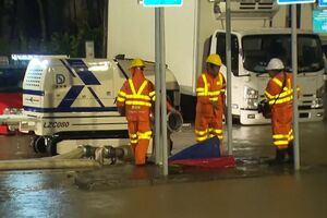 Equipa de emergência trabalha em inundações em Hong Kong