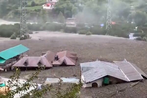 Imagens mostram casas submersas após cheias repentinas na Índia