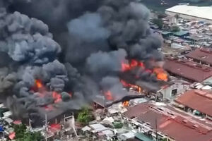 Imagens de drone mostram casas a serem consumidas pelas chamas nas Filipinas