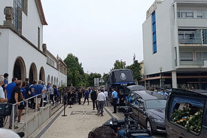 A chegada do plantel do FC Porto ao funeral de Jorge Costa