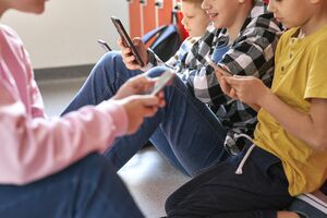 Presidente da República promulga lei que proíbe telemóveis nas escolas até ao 6.º ano