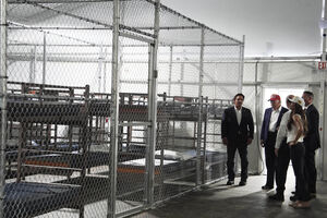 Tribunal trava obras da prisão de imigrantes "Alcatraz dos Jacarés" na Florida