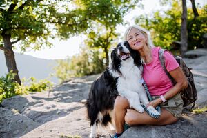 Mulher e cão aproveitam férias de verão com atividades inovadoras e pet-friendly