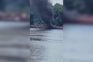 Helicóptero colide com linha de alta tensão e cai sobre um barco no rio Mississippi, duas pessoas morreram  