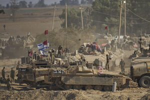 Tanques de Israel posicionados perto da Cidade de Gaza durante o conflito