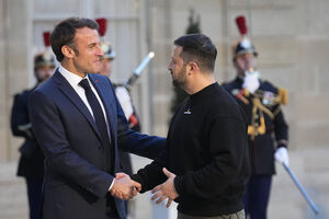 Zelensky e Macron discutem situação diplomática antes de encontro Trump-Putin
