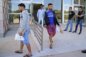 Migrantes no Algarve aguardam decisão sobre asilo após chegada a Portugal