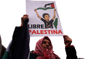 Chilenos batem tachos vazios contra fome e guerra em Gaza