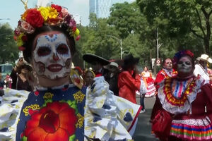 Dançarinos indígenas coloriram o Zócalo no Dia dos Povos Indígenas