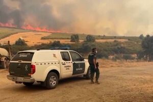 Veículos da Guardia Civil bloqueiam estradas para proteger população de incêndios florestais em Espanha   
