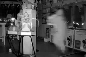Imagens de videovigilância mostram assaltantes a roubar brinquedos Labubu em Los Angeles. Prejuízo ronda os 6 mil euros 