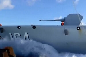 O momento em que navio da Marinha chinesa embate contra embarcação da Guarda Costeira 