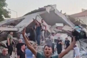 Edifícios colapsam após sismo de 6.1 na escala de Richter atingir Turquia 