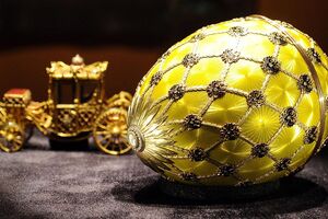 Um ovo Fabergé e uma carruagem dourada em exposição