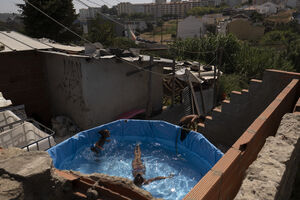 No Barruncho, os moradores montaram uma piscina no meio das barracas para fazer face às temperaturas de quase 40 graus, em agosto
