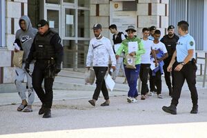 Grupo escoltado no Tribunal Judicial da Comarca de Faro