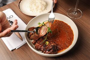 O Chef Hari Chapagain junta sabores do Oriente e do Ocidente no Oven