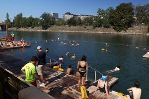 Parisienses mergulham no rio Sena para combater calor extremo 