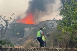 Casa a arder em Terrenho, Trancoso. Aldeia está cercada e os moradores foram retirados das habitações 