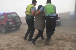 “Não quero sair de casa”: idosa é retirada à força por elementos da GNR de aldeia em chamas em Trancoso