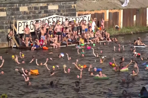 Centenas de pessoas manifestaram-se contra a proibição de nadar no Rio Spree em Berlim