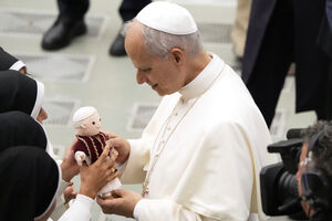 Papa Leão XIV recebe boneco numa audiência no Vaticano