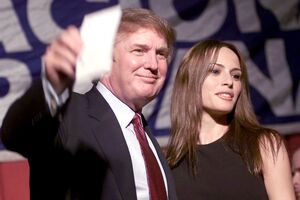 Melania e Donald Trump começaram a surgir juntos em eventos em 1999