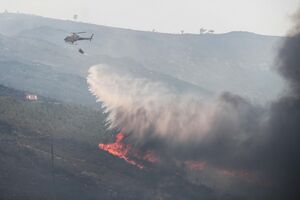 Combate ao incêndio na serra da Lousã, com bombeiros e meios aéreos