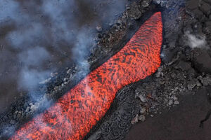 Nova rutura no vulcão Etna cria espetacular fluxo de lava