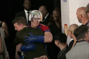 John Cena veste-se a rigor para estreia de nova temporada de ‘O Pacificador’