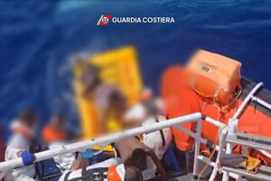 Guarda costeira italiana resgata sobreviventes após naufrágio qua matou 26 pessoas ao largo da ilha de Lampedusa