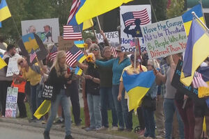 Manifestantes em Anchorage contestam cimeira de Trump com Putin sobre a Ucrânia