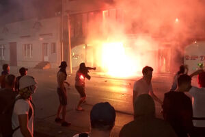 Tensão nas ruas de Belgrado: manifestantes e polícia em confronto contínuo