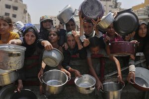 Em Gaza a população tenta ter acesso a alimentação
