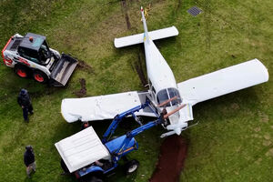 Avioneta aterra de emergência em campo de golfe na Austrália 
