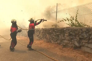 Moradores ajudam bombeiros no combate às chamas em Espanha