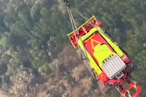 Equipamentos para combate aos fogos enviados de helicóptero para zonas onde lavram incêndios florestais em Espanha
