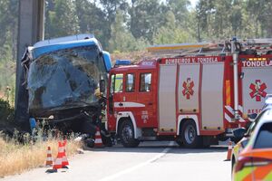 Acidente grave no IP3: um morto e 31 feridos. Bombeiros e veículos de emergência no local