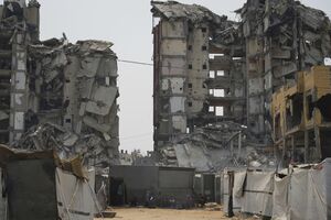 Palestinianos fogem de Gaza com edifícios destruídos devido a ofensiva israelita