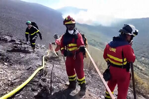 Bombeiros franceses e alemães ajudam no combate às chamas em Espanha 