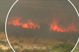 Carro dos bombeiros consumido pelas chamas em Almeida