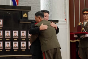 Kim Jong-un homenageia soldados norte-coreanos que combateram na Ucrânia