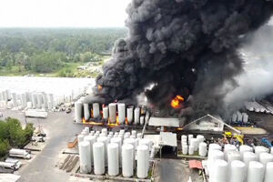Explosão em fábrica nos Estados Unidos provoca chamas e densa nuvem de fumo
