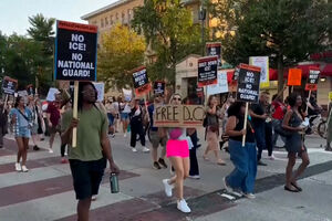 Manisfestantes protestam em Washington contra a intervenção de Trump