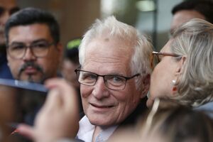 Pai de Miguel Uribe assume lugar do filho e avança para as presidenciais da Colômbia